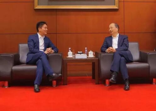 中國工商銀行董事長易會滿和京東集團(tuán)董事局主席兼首席執(zhí)行官劉強(qiáng)東見證了雙方合作協(xié)議的簽署。 