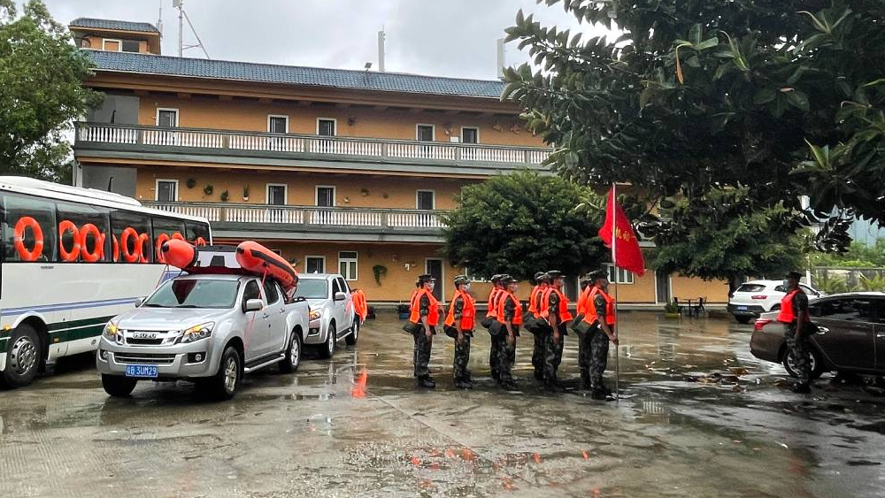溫暖且堅定，致敬暴雨中的“守護”色！
