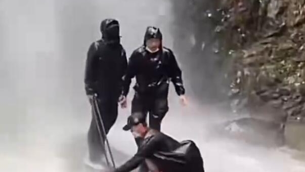 暴雨天打卡瀑布出什么片？ 警示教育片！