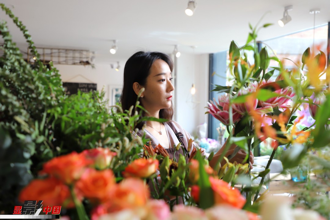 每天和花打交道是一個幸福的職業(yè)，但同時也充滿壓力和挑戰(zhàn)，“花在呈現(xiàn)給客人的那一瞬間是美好的，但前面的每一個步驟都是很辛苦的?！蓖趵桄抡f，花藝是最原始的手工藝產(chǎn)品，沒有辦法機械化、流程化和規(guī)?；?，必須要用雙手一點點地賦予其生命和美感。圖為王黎媛在挑選制作花束的鮮花。新華網(wǎng) 周亞平/攝 念新洪/文